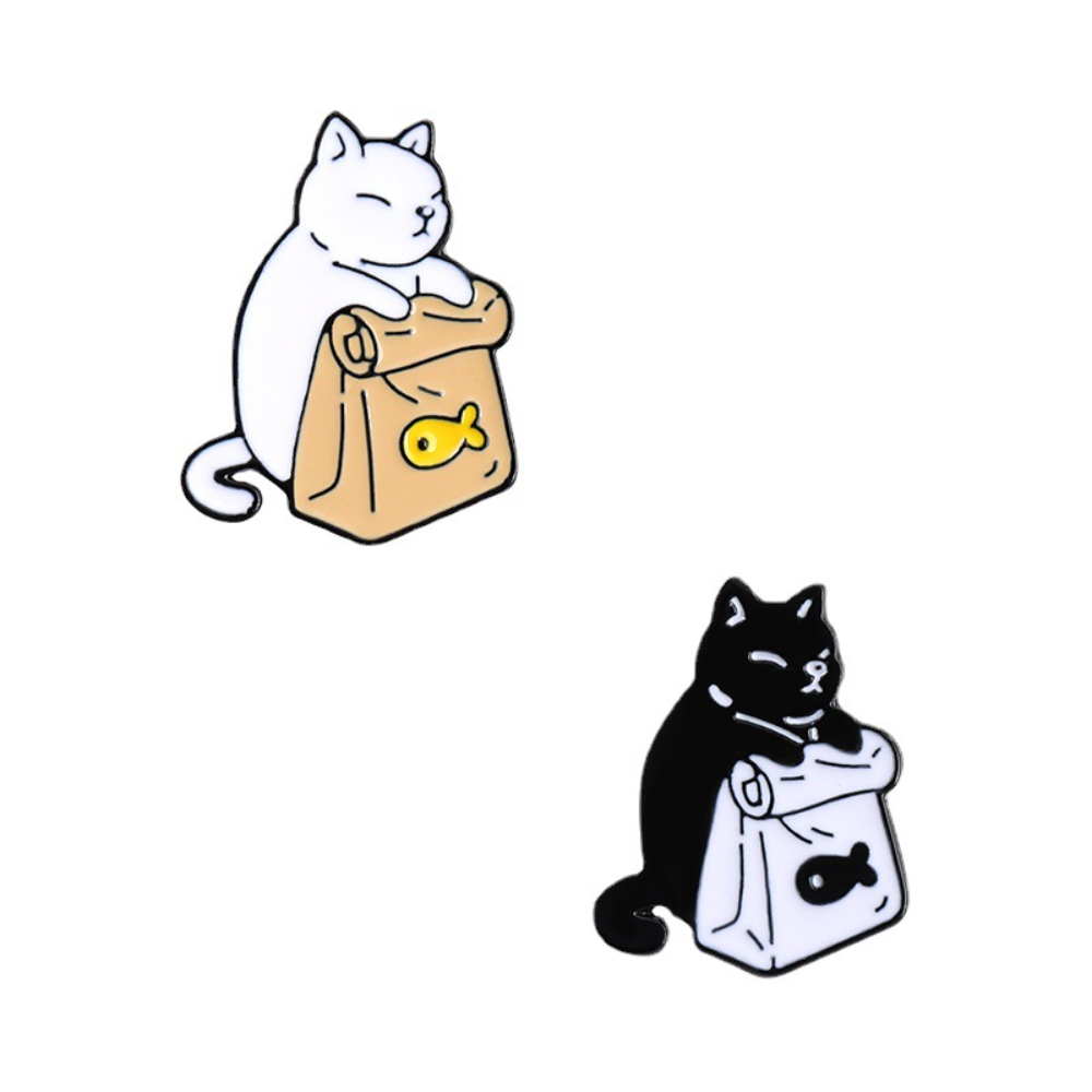 Food Snacks That Are Black - かわいい白黒猫の動物バッジ、猫の餌の形をした合金アクセサリーブローチ、スナックバッグを持った貪欲な猫のピン